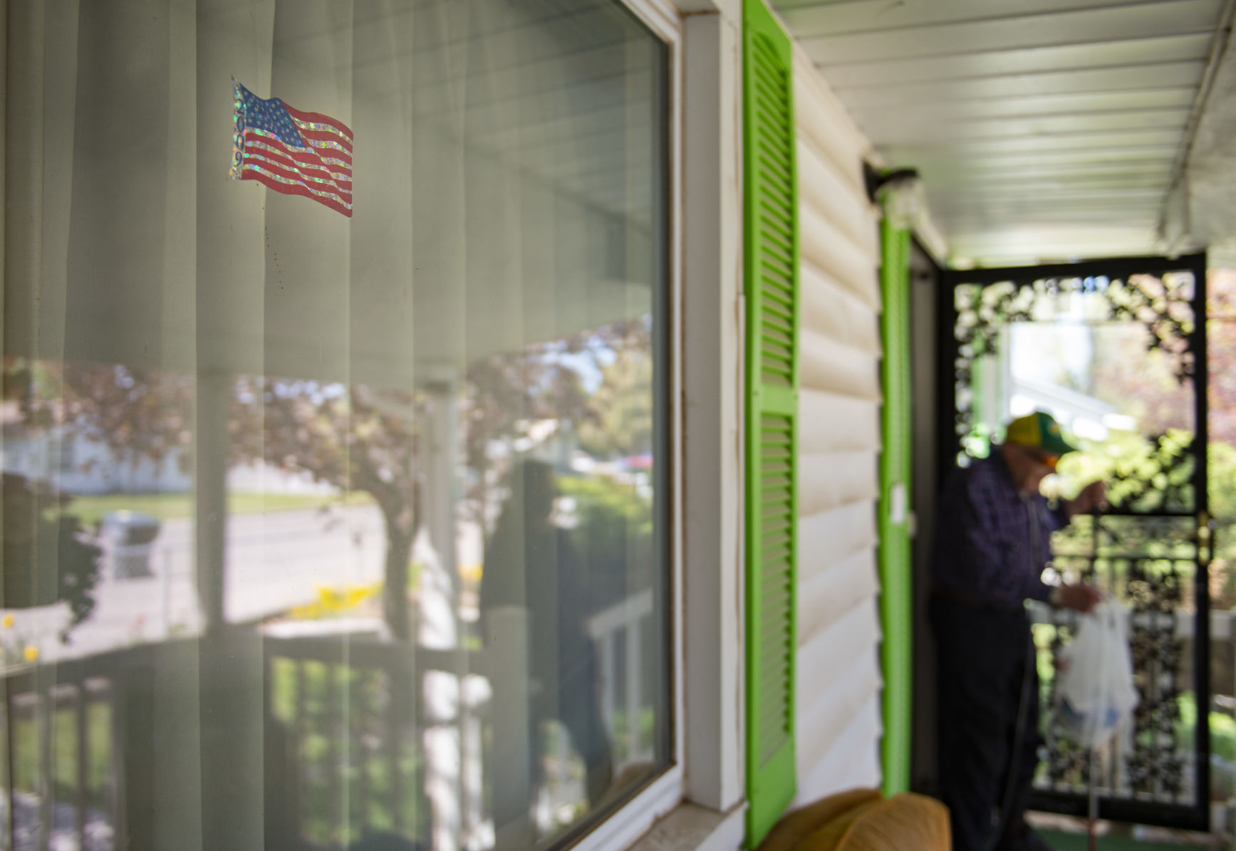 Meals on Wheels delivers food